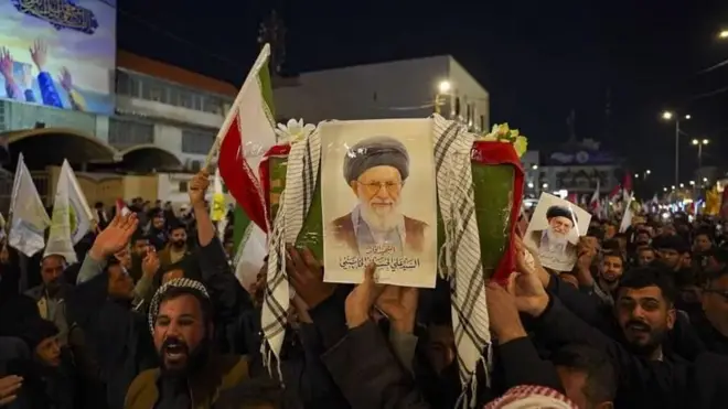 Watu wakishikilia bango la Ayatollah Ali Khamenei
