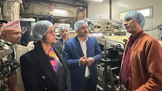 औद्योगिक क्षेत्रको निरीक्षणमा मन्त्री गौरीकुमारी तथा सरकारी अधिकारीहरू