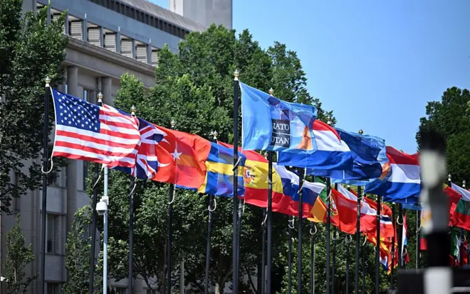 Bandeiras dos EUA e e outros países membros da Otan