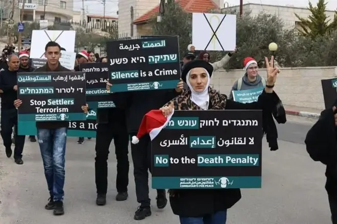 o'lim jazosi qonunga kiritilishiga qarshi namoyishga chiqqan Falastinliklar