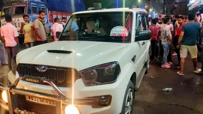 पुलिस की गाड़ी