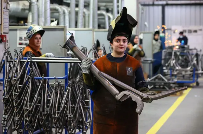 manisa'daki kadın demir-çelik işçileri