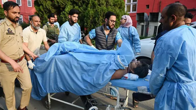 Paramedics dey attend to tourists wey injure for id attack