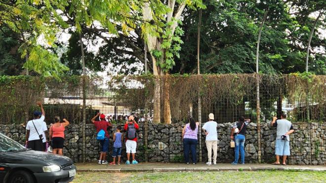 Familiares observam internas logo após elas entrarem na Penitenciária Feminina da Capital, na zona norte de São Paulo