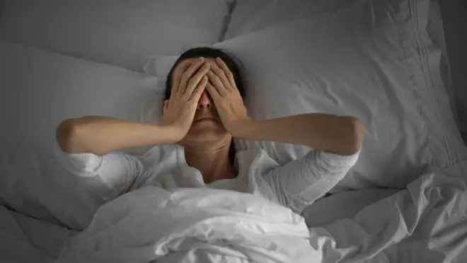 Жінка намагається заснути