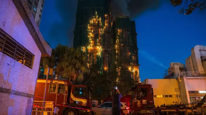 截至傍晚6时许，现场火警仍未扑熄。