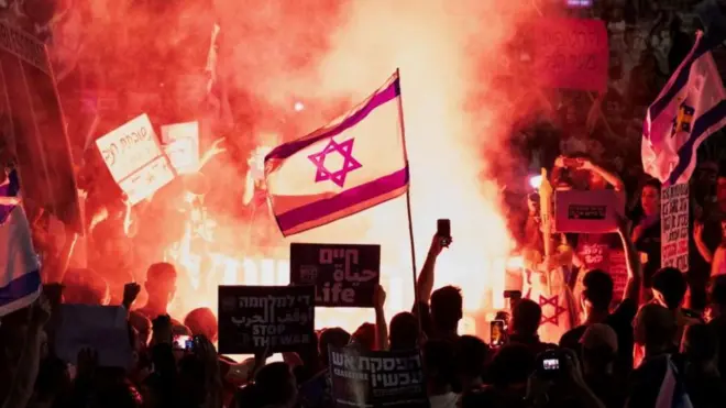 تظاهرة ضد حكومة نتنياهو ويطالبون بالإفراج عن الرهائن الإسرائيليين في غزة