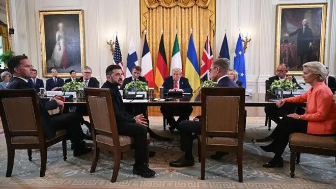 Європейські лідери, президент США Трамп і президент Зеленський за столом переговорів