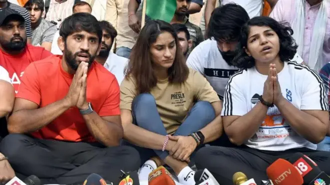 কুস্তি ফেডারেশনের প্রধানের বিরুদ্ধে ধর্নায় ভারতের শীর্ষ কুস্তিগিররা। ডানদিক থেকে সাক্ষী মালিক, ভিনেশ ফোগট, বজরং পুনিয়া