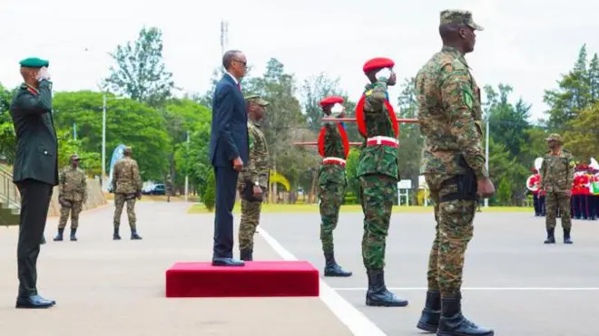 Perezida Kagame imbere y'akarasisi k'abasirikare bashoje amasomo yabo