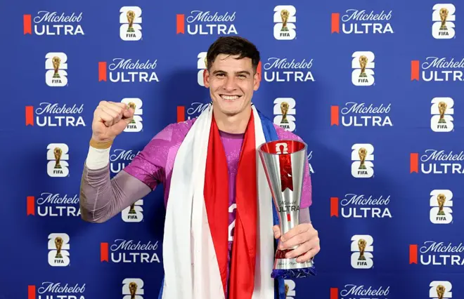 Orlando Gill posa con el trofeo al mejor jugador del partido de Paraguay vs. Alemania