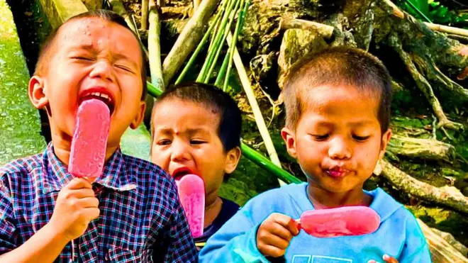 मेघालय में आइसक्रीम का आनंद लेते बच्चे