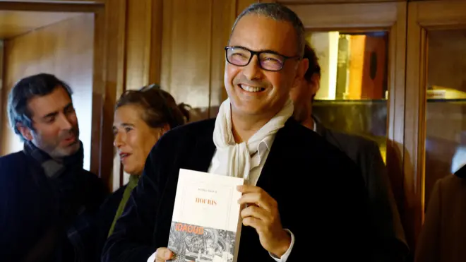 الكاتب الفرنسي الجزائري، كمال داود، يلتقط صورة بعد حصوله على جائزة غونكور الأدبية الفرنسية عن روايته "الحوريات"، في مطعم دروانت في باريس، فرنسا، 4 نوفمبر/تشرين ثاني 2024. 