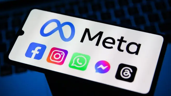 Meta'nın sahip olduğu facebook, instagram, whatsapp gibi şirketlerin logosunun üzerinde yer aldığı bir cep telefonu ekranı