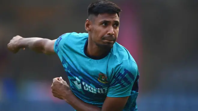 बांग्लादेश के तेज़ गेंदबाज मुस्फ़िज़ुर रहमान को पाकिस्तान सुपर लीग टीम लाहौर कलंदर्स ने 6.40 करोड़ रुपये में खरीदा है