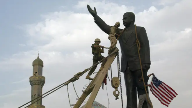 Saddam Hussein statue toppled by US soldiers