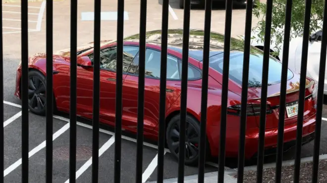 عکس تسلایی که دونالد ترامپ خریده در پارکینگی در محوطه کاخ سفید منتشر شده است