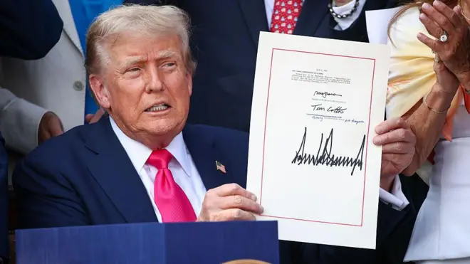 Donald Trump show di signed Bill. E wear red tie