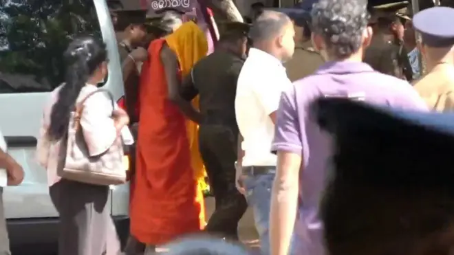පල්ලේගම හේමරතන හිමි අධිකරණය වෙත රැගෙන යමින්
