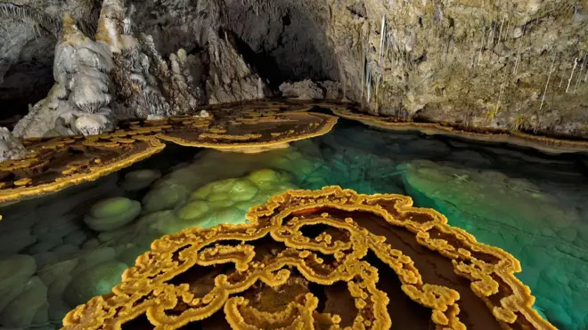 El lago Castrovalva es uno de los varios lagos que se encuentran dentro de la cueva de Lechuguilla.