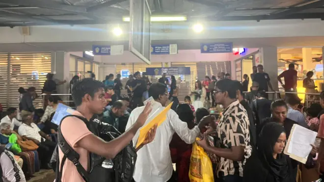 ආගමන හා විගමන කාර්යාලය තුළ විශාල තදබදයක් නිර්මාණය වී තිබේ