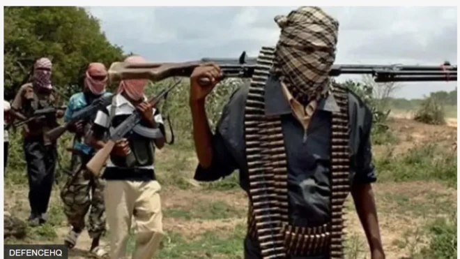 Aworan awọn eeyan to da aṣọ boju, gbe ibọn kọrun