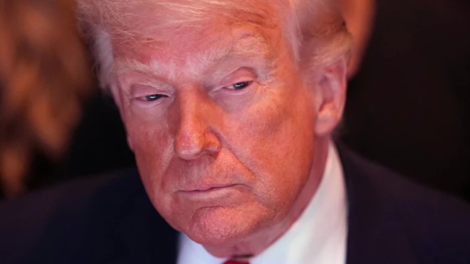 Trump düşünceli şekilde aşağıya bakıyor. 