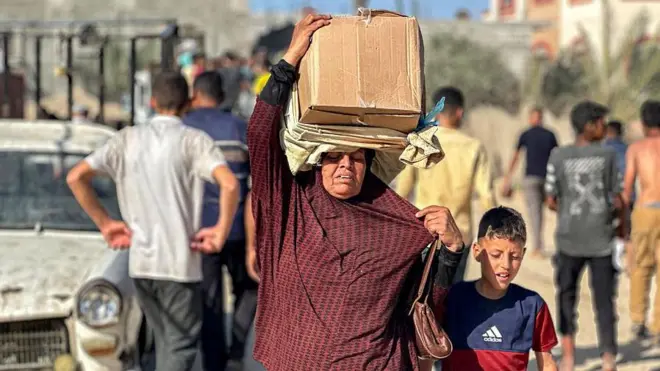 Палестинцы с гуманитарной помощью