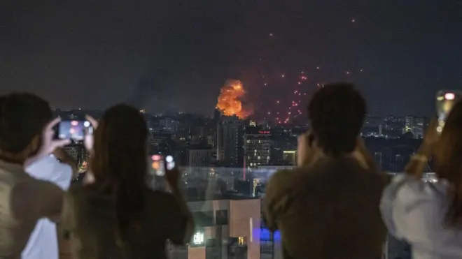 Жители Бейрута наблюдают за пожарами, возникшими в результате ночных ударов Израиля по инфраструктуре «Хезболлы»