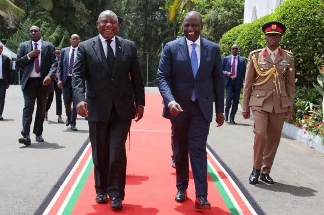 Mr Ramaphosa (bidix) ayaa dhowr heshiis la saxiixday Mr Ruto (midig)