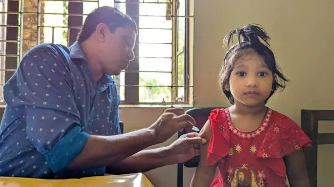 শিশুকে টিকা দেওয়া হচ্ছে