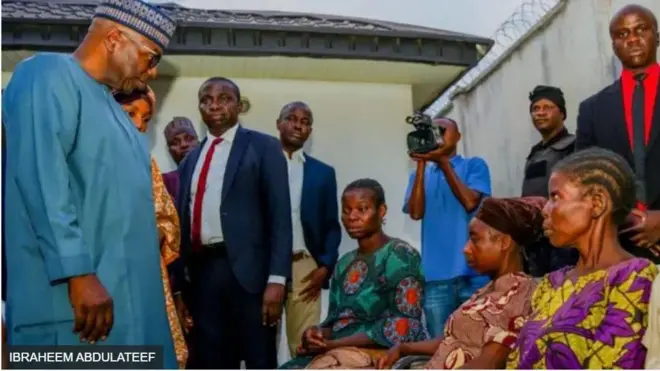 Gomina ipinlẹ Kwara, Abdulrahman Abdulrazak wọ asọ alaọ ewe pẹlu fila, o duro niwa awọn eeyan to sẹsẹ gba itusilẹ ni ọdọ awọn ajinigbe. Awọn obinrin to jẹ agbalagba laarin awọn eeyan naa joko sori aga nigba ti awọn ọkunrin duro