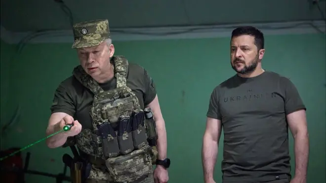 Jenerali Oleksandr Syrskyi (i bubamfu) yagenywe na Perezida Zelensky nk'umukuru w'ingabo wa Ukraine mu mwaka uheze