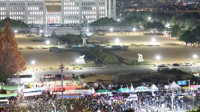 Жители Сеула стали собираться около парламента после объявления военного положения.