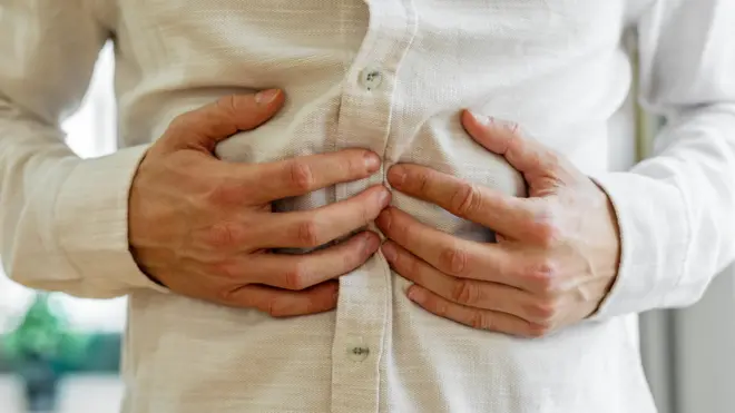 karnını tutan adam