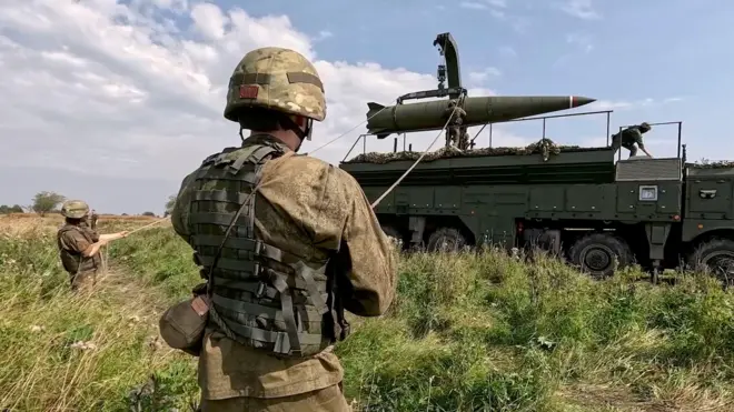 військові завантажують ракету на транспортно-заряджальну машину комплексу "Іскандер-М"