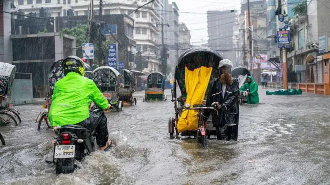ভারী বৃষ্টিতে চট্টগ্রামের বিভিন্ন এলাকায় জলাবদ্ধতা সৃষ্টি হয়েছে