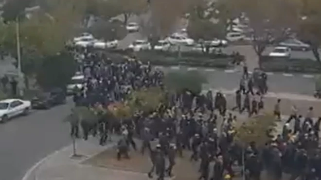 İsfahan'daki demir çelik fabrikasında işi durduran işçiler, 15 Kasım 2022