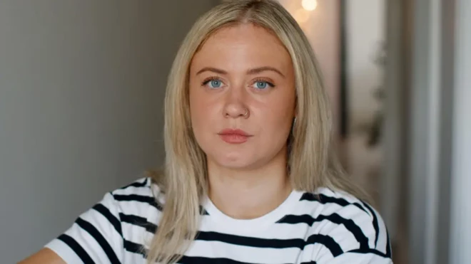 هانا گراندی به دوربین نگاه می‌کند