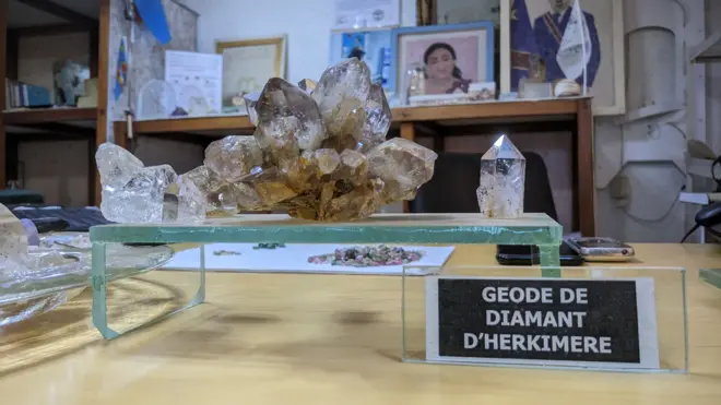 Des pierres précieuses posées sur une table en verre