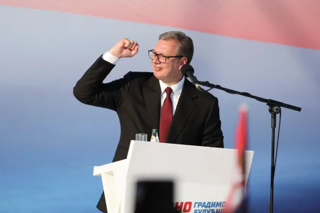 Predsednik Srbije u tamnom odelu, beloj košulji i crvenoj kravati