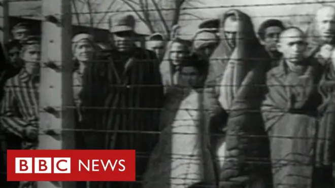 Prisioneiros do campo de extermínio nazista de Auschwitz