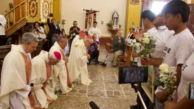 El enviado papal monseñor Jordi Bertomeu y otras autoridades religiosas piden perdón a la comunidad de Catacaos, sábado 23 de mayo, 2026. 