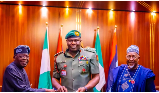 Aworan Aarẹ Bola Tinubu ati Ọga tuntun fun ileeṣẹ ologun lorilẹede Naijiria, Olufemi Oluyede