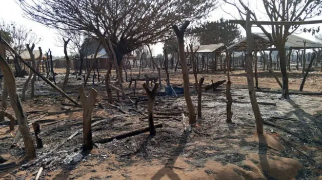 Àwọn igi gbígbẹ tó jóná kù nínú ọjà ìlú