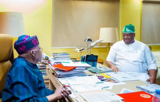 Mgbe Onyeisiala Bola Tinubu na Gọvanọ Caleb Manasseh Mutfwang na-enwe mkparịtaụka n'isiụlọọrụ Onyeisiala dị n'Abuja.