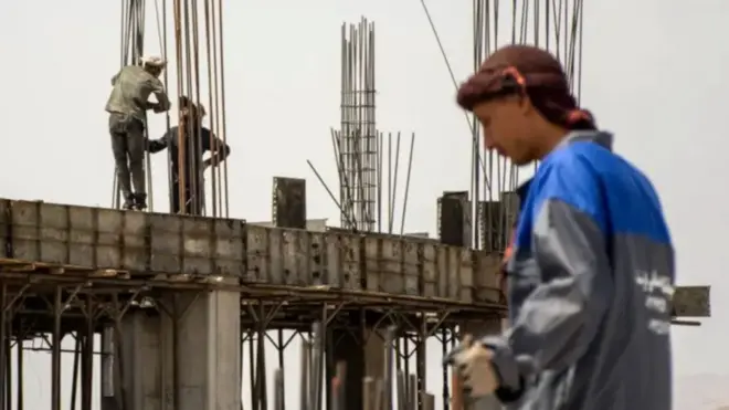 تصویر چند کارگر افغان که در ایران مشغول کار در یک ساختمان هستند