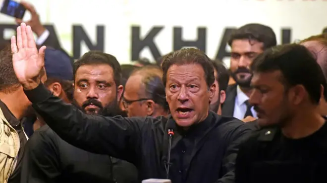 ع﻿مران خان از سال ۲۰۱۸ تا ۲۰۲۲ به مدت چهار سال نخست‌وزیر پاکستان بود