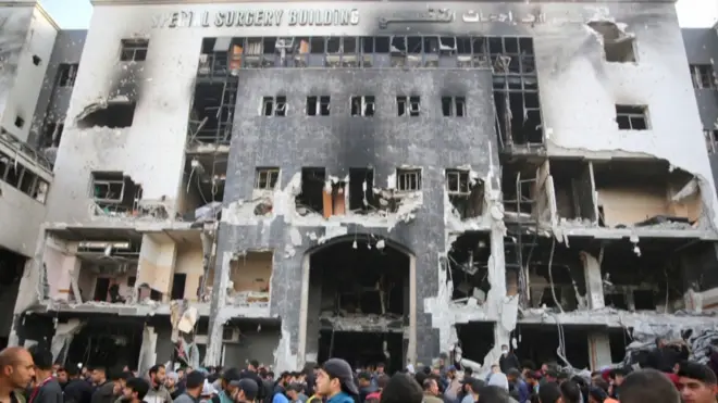 واجهة مبنى الجراحة في مجمع الشفاء الطبي في غزة بعد انسحاب الجيش الإسرائيلي