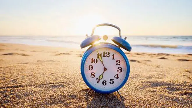 будильник на пляжі